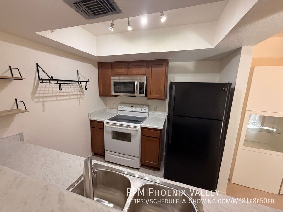 Move In Special! Spacious 2Bdm 2Ba Central Tempe Condo with New Floors! property image