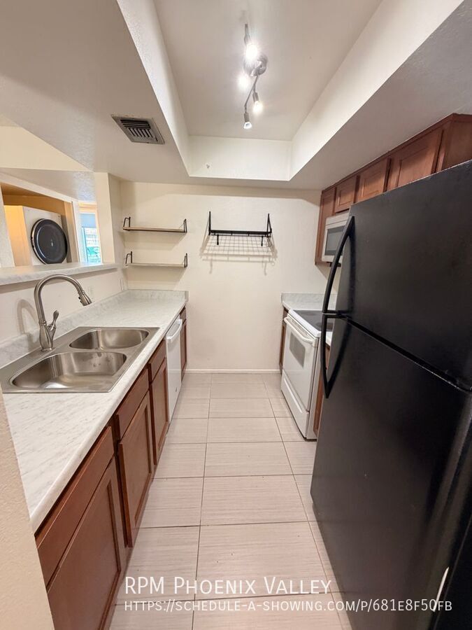 Move In Special! Spacious 2Bdm 2Ba Central Tempe Condo with New Floors! property image