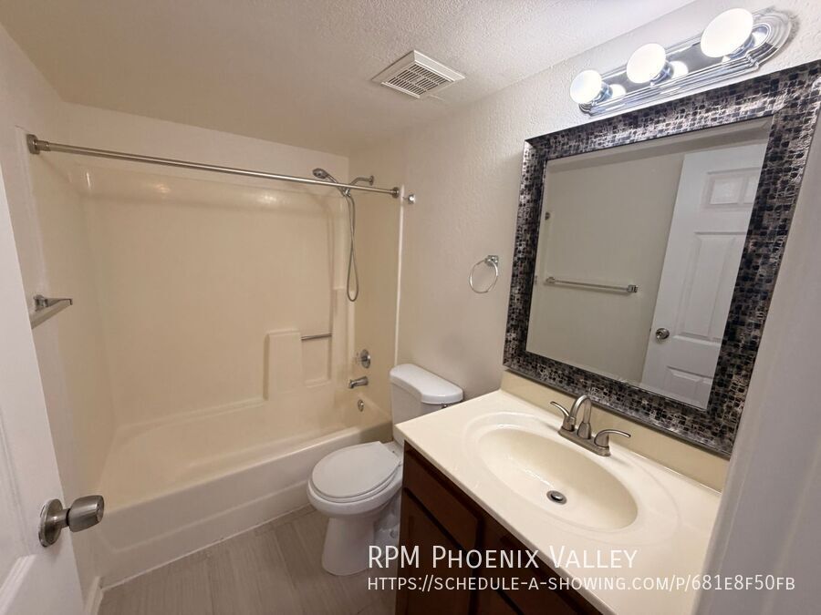 Move In Special! Spacious 2Bdm 2Ba Central Tempe Condo with New Floors! property image