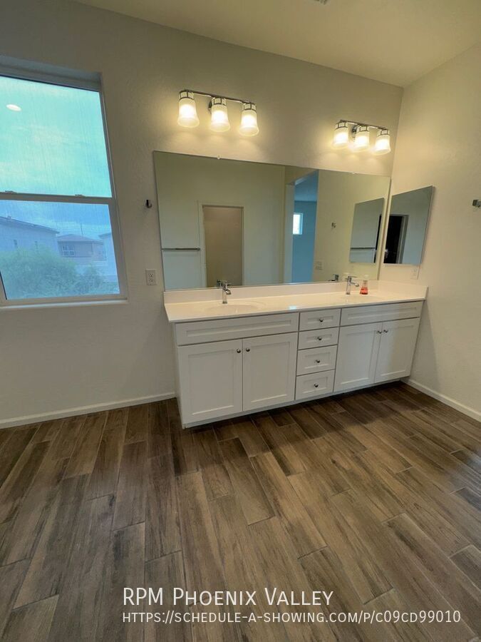 Modern Contemporary 3bedroom 2.5bath Home in Goodyear property image