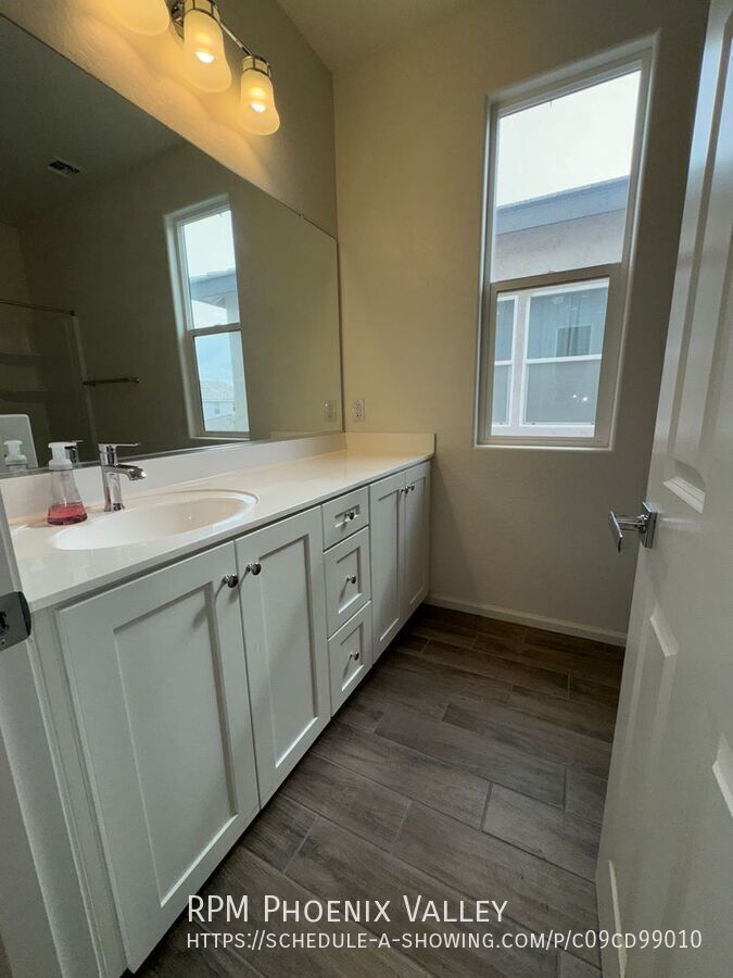 Modern Contemporary 3bedroom 2.5bath Home in Goodyear property image