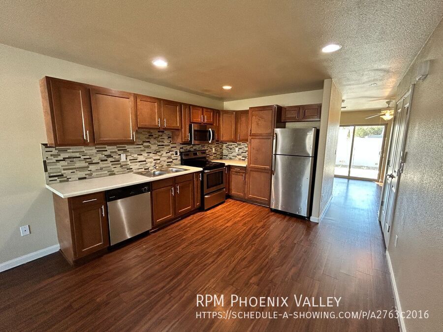3 Bed/2.5 Bath Townhome 19th Ave & Bell End Unit *ALL* Appliances! property image