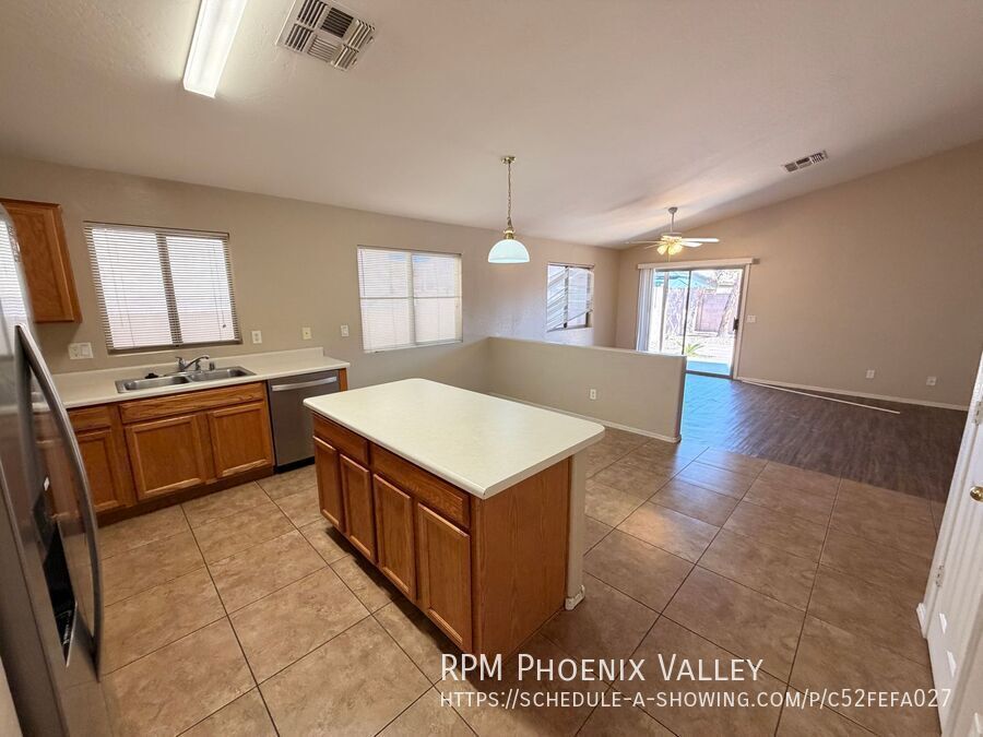 3/2 Single story Avondale Home *Custom Paint* & Carpet in Beds Only! property image