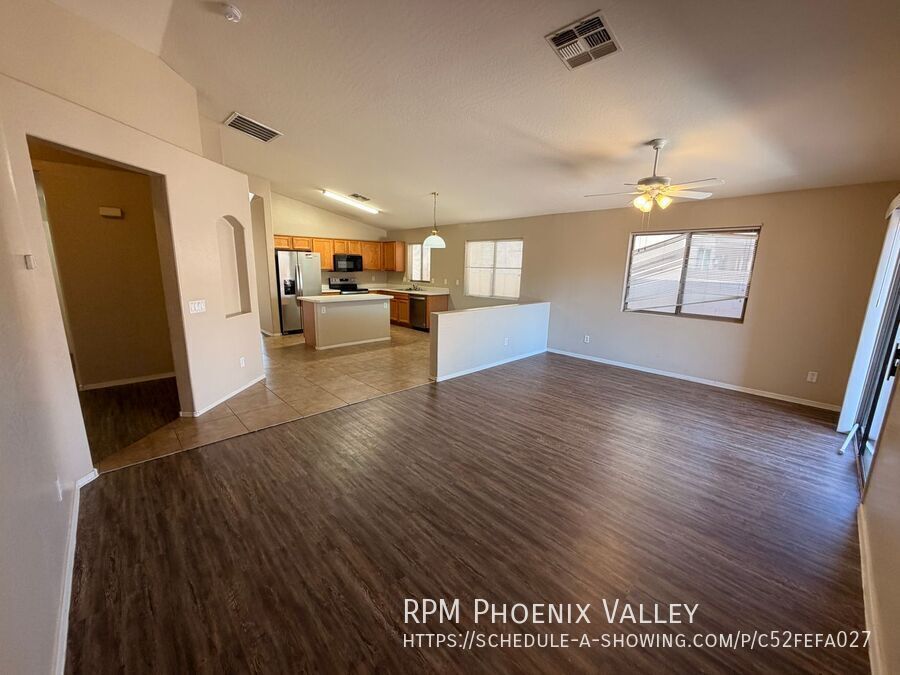 3/2 Single story Avondale Home *Custom Paint* & Carpet in Beds Only! property image