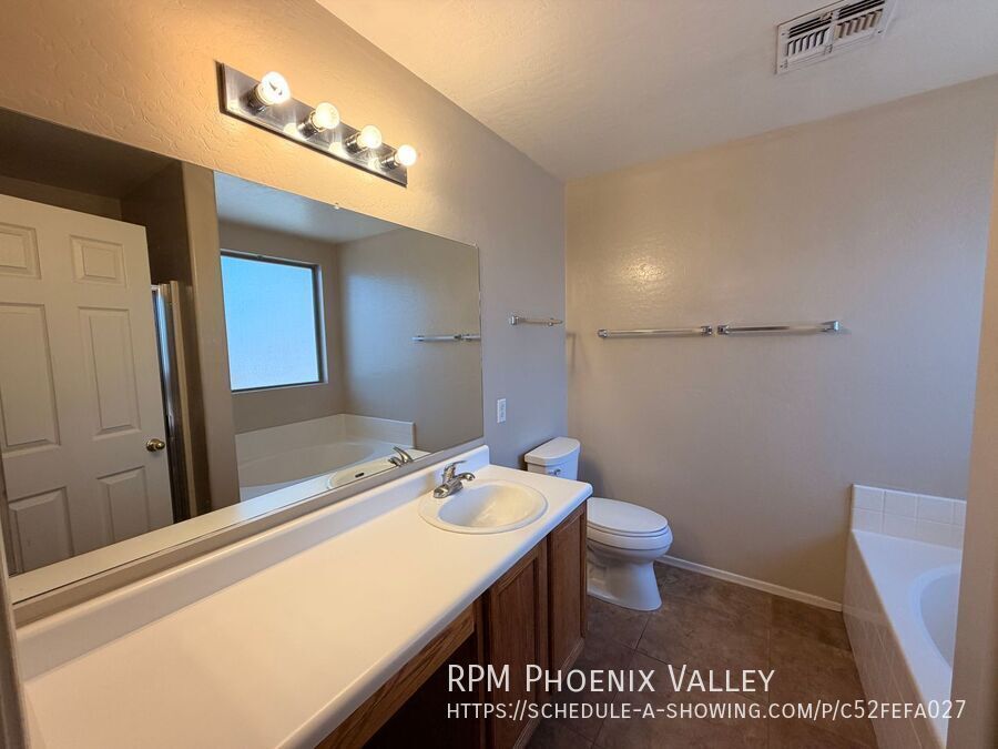 3/2 Single story Avondale Home *Custom Paint* & Carpet in Beds Only! property image