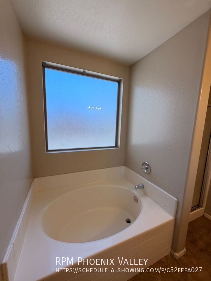 3/2 Single story Avondale Home *Custom Paint* & Carpet in Beds Only! property image