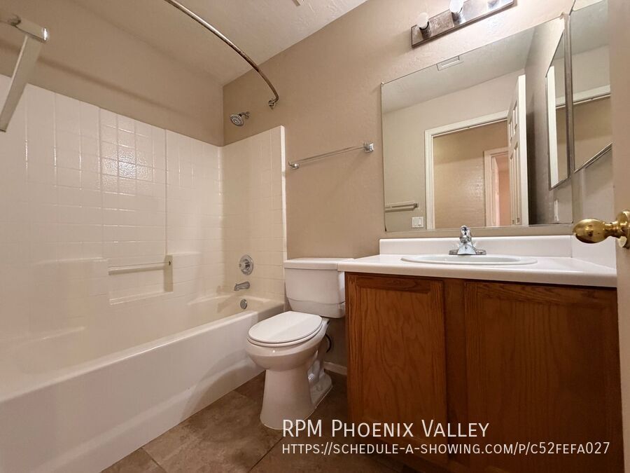 3/2 Single story Avondale Home *Custom Paint* & Carpet in Beds Only! property image