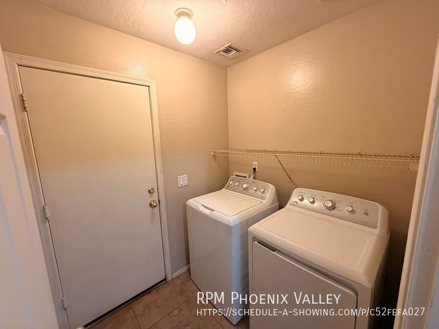 3/2 Single story Avondale Home *Custom Paint* & Carpet in Beds Only! property image