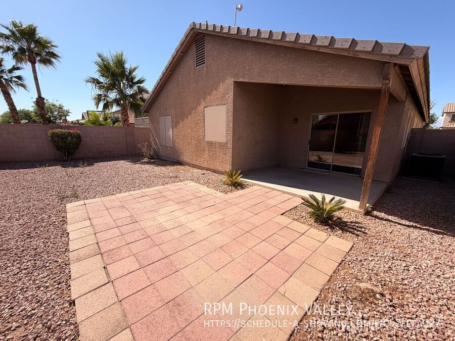 3/2 Single story Avondale Home *Custom Paint* & Carpet in Beds Only! property image