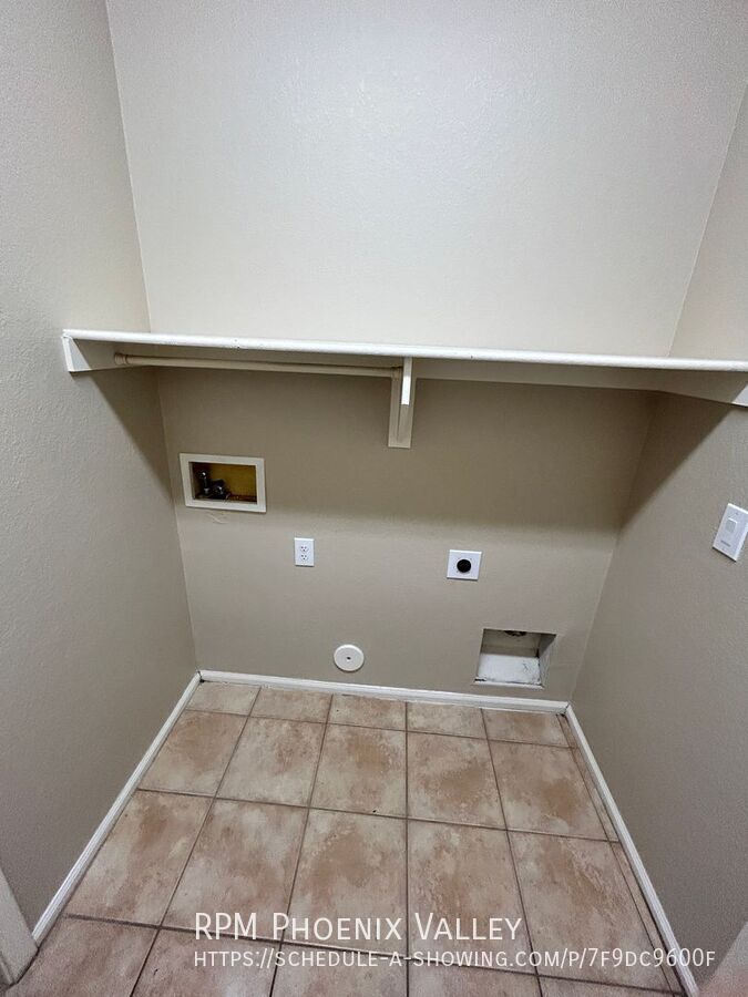Warm, Inviting 3 Bed / 2bath Home in Canyon Trails with new updated and Flooring!!! property image
