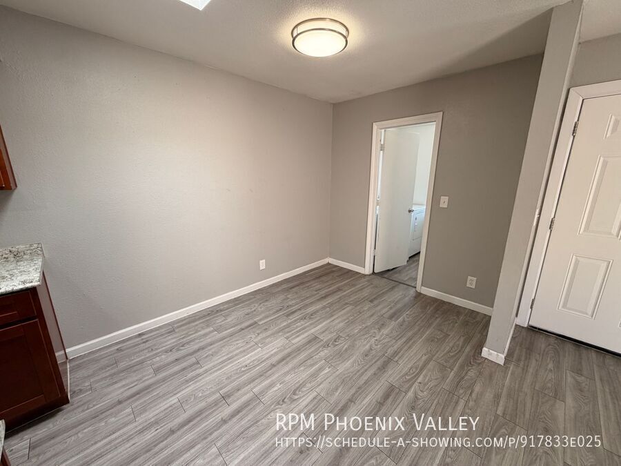 Updated Single Story 2Bdm - 2 Ba Glendale Unit with New Flooring in Bedrooms and t *No Carpet* property image
