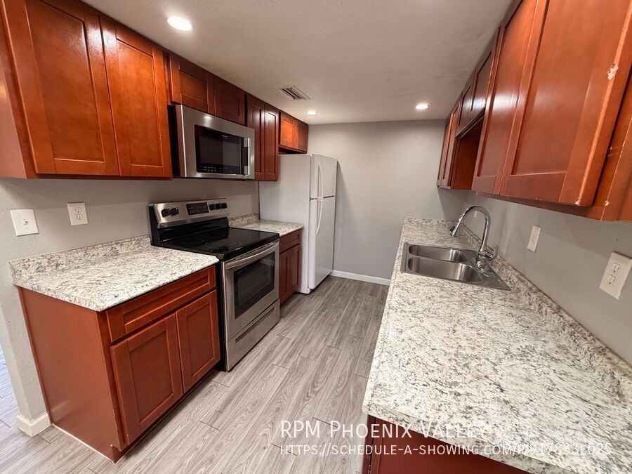 Updated Single Story 2Bdm - 2 Ba Glendale Unit with New Flooring in Bedrooms and t *No Carpet* property image