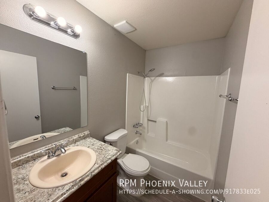 Updated Single Story 2Bdm - 2 Ba Glendale Unit with New Flooring in Bedrooms and t *No Carpet* property image