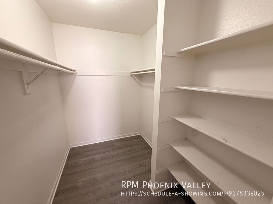 Updated Single Story 2Bdm - 2 Ba Glendale Unit with New Flooring in Bedrooms and t *No Carpet* property image