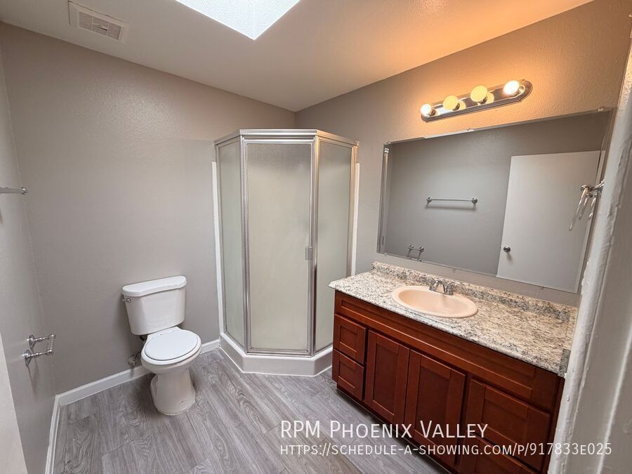 Updated Single Story 2Bdm - 2 Ba Glendale Unit with New Flooring in Bedrooms and t *No Carpet* property image
