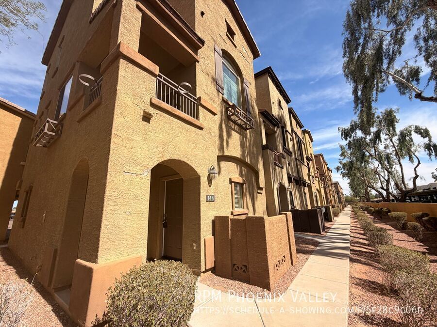 End Unit 2 bed/2.5 bath Town Home Ready 4 Move In! property image