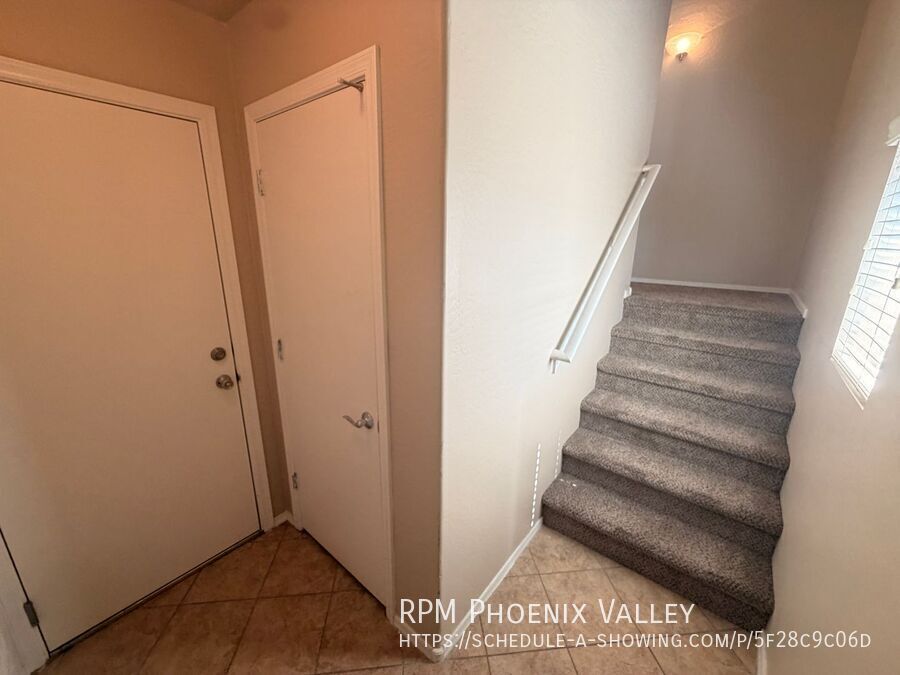 End Unit 2 bed/2.5 bath Town Home Ready 4 Move In! property image