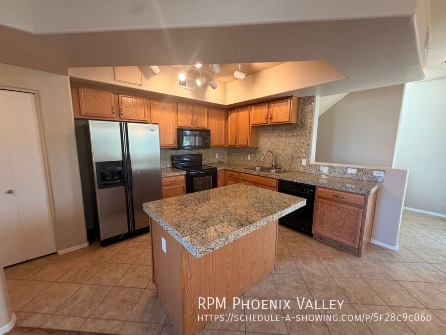 End Unit 2 bed/2.5 bath Town Home Ready 4 Move In! property image