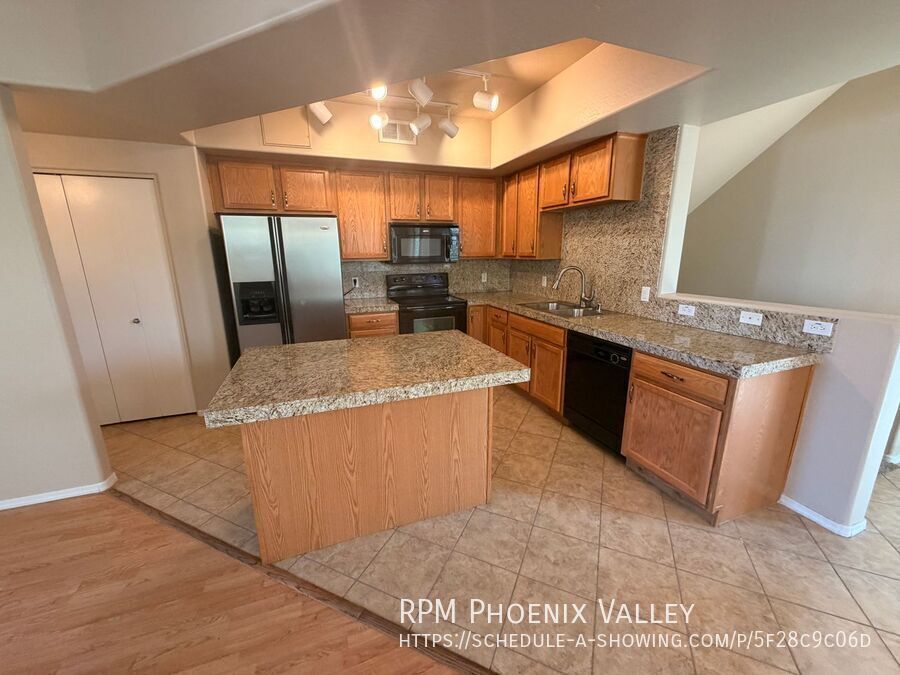 End Unit 2 bed/2.5 bath Town Home Ready 4 Move In! property image
