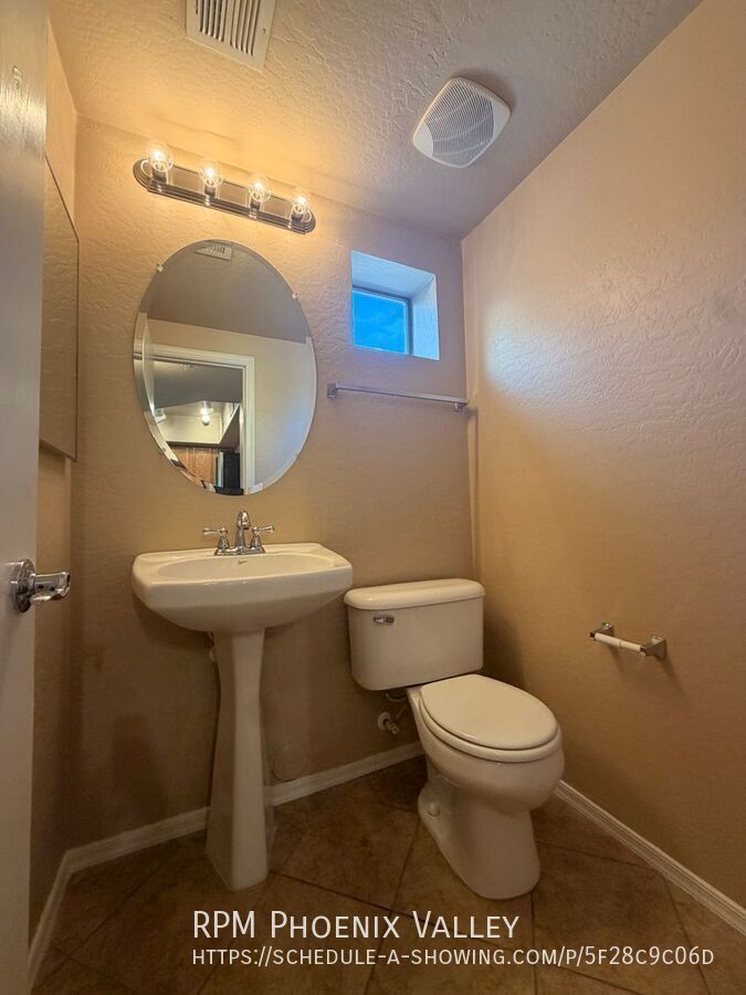 End Unit 2 bed/2.5 bath Town Home Ready 4 Move In! property image