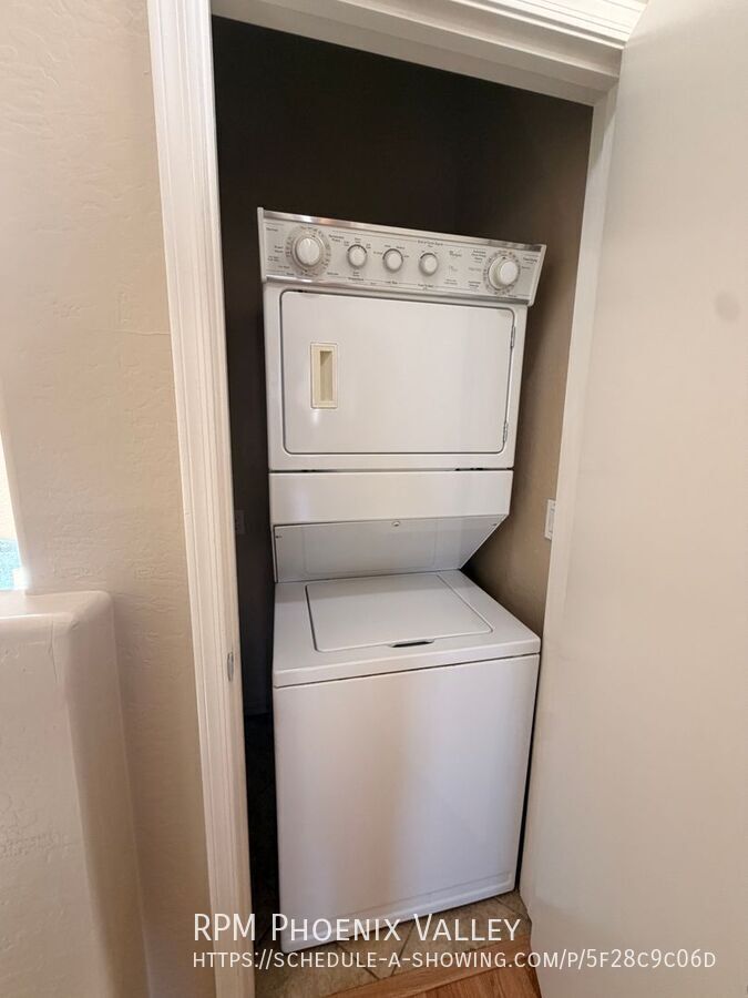 End Unit 2 bed/2.5 bath Town Home Ready 4 Move In! property image