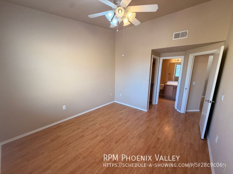 End Unit 2 bed/2.5 bath Town Home Ready 4 Move In! property image