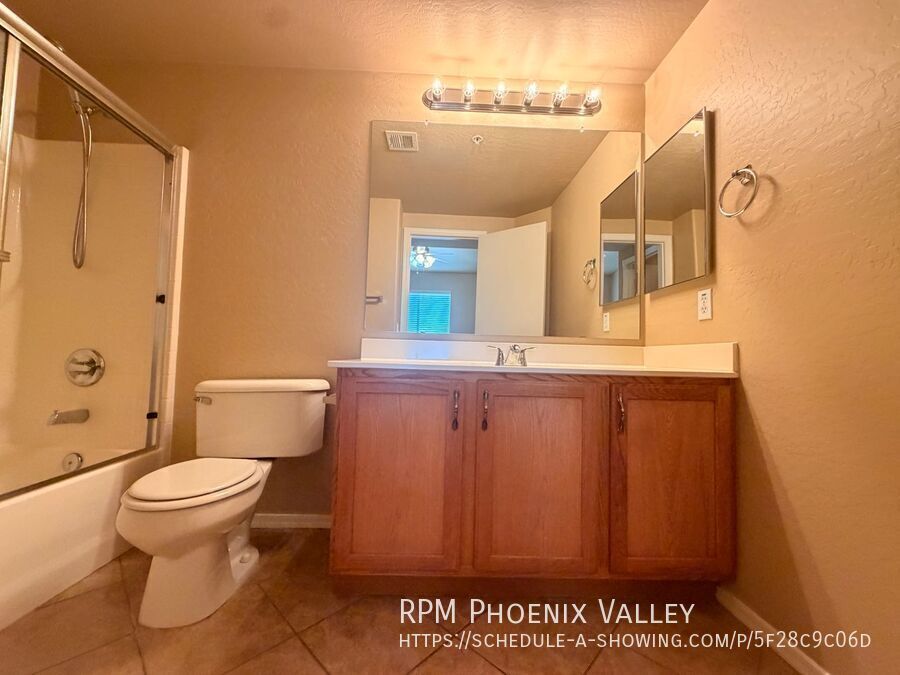 End Unit 2 bed/2.5 bath Town Home Ready 4 Move In! property image