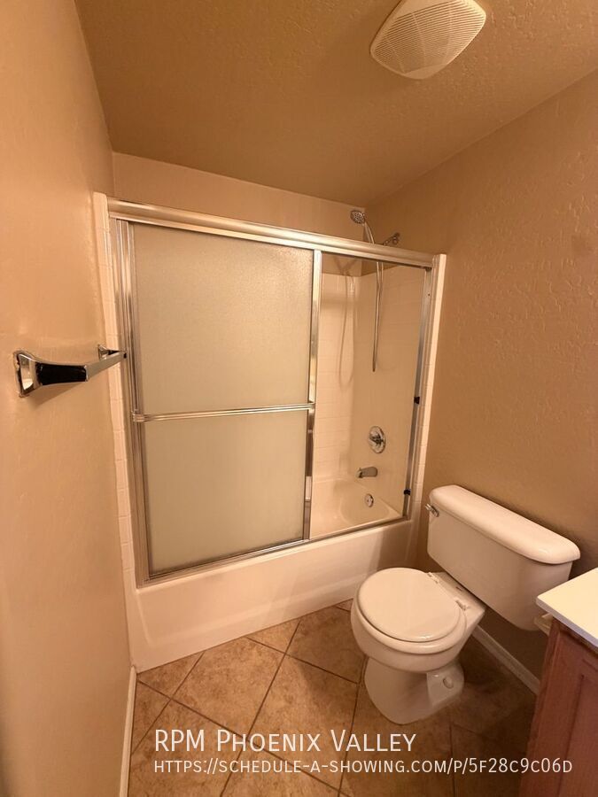 End Unit 2 bed/2.5 bath Town Home Ready 4 Move In! property image