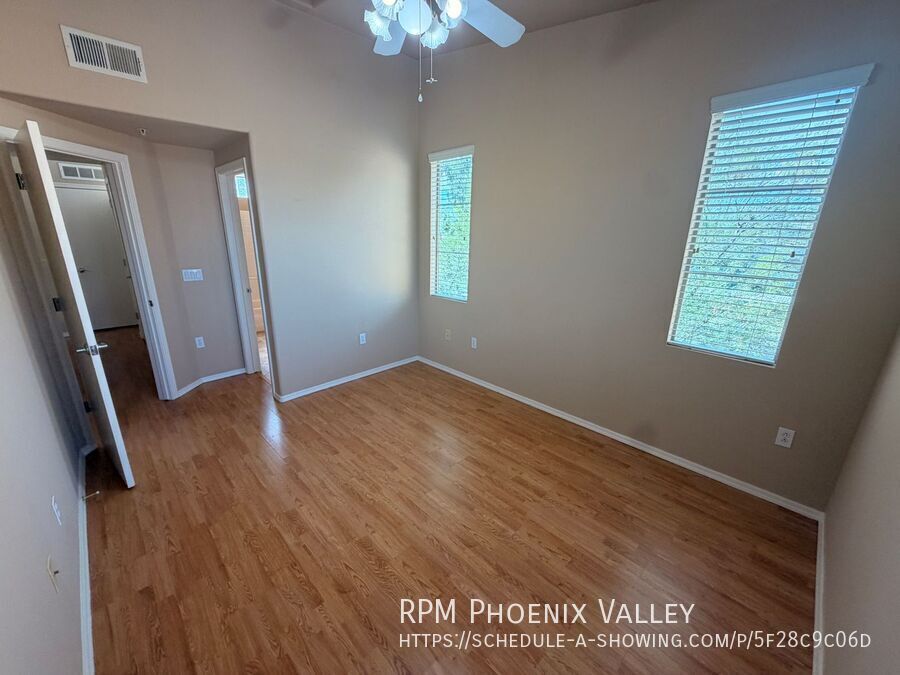 End Unit 2 bed/2.5 bath Town Home Ready 4 Move In! property image