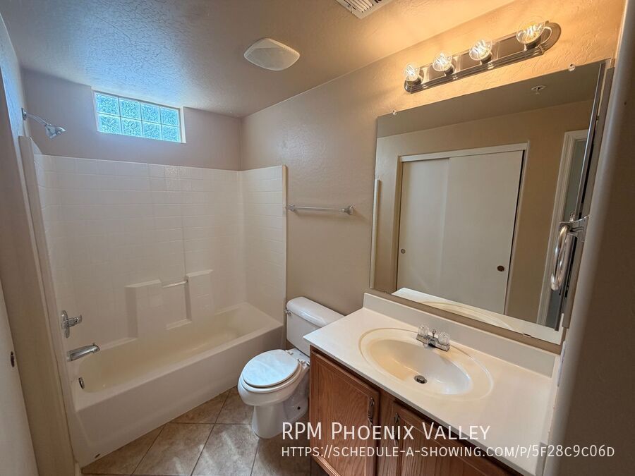 End Unit 2 bed/2.5 bath Town Home Ready 4 Move In! property image