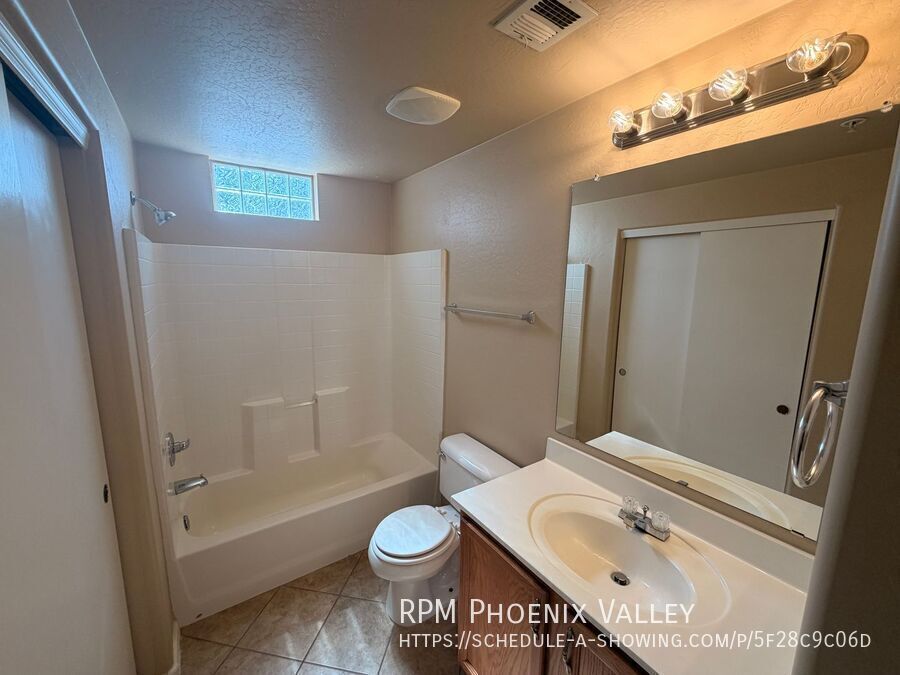 End Unit 2 bed/2.5 bath Town Home Ready 4 Move In! property image