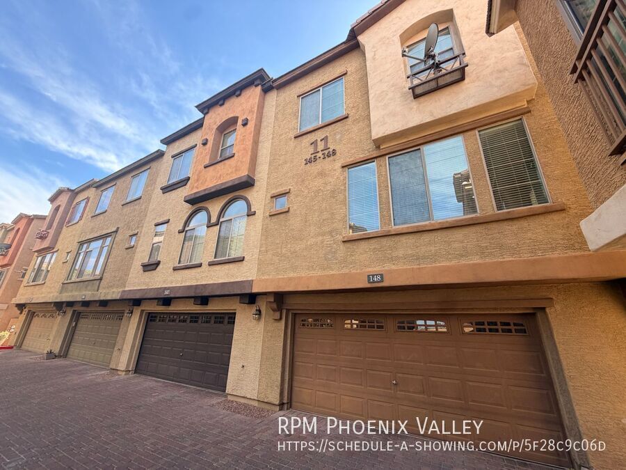 End Unit 2 bed/2.5 bath Town Home Ready 4 Move In! property image