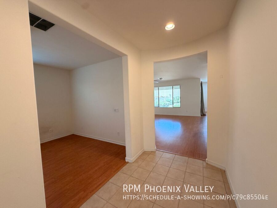 Over 2400 Sq Ft Peoria Home *NO* Carpet! property image