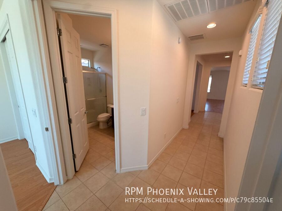 Over 2400 Sq Ft Peoria Home *NO* Carpet! property image