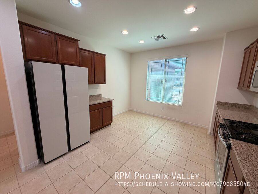 Over 2400 Sq Ft Peoria Home *NO* Carpet! property image