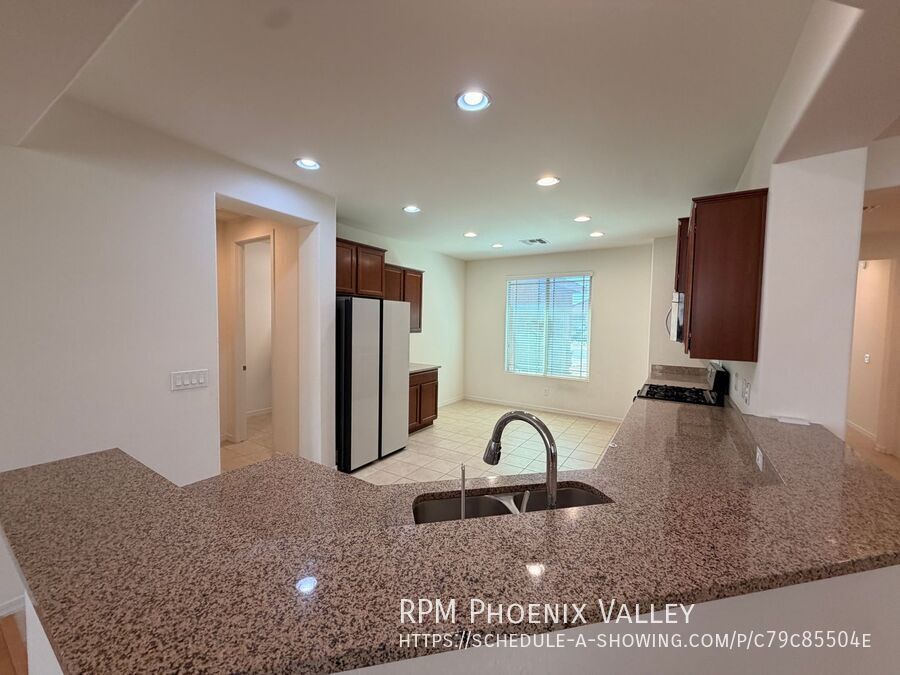 Over 2400 Sq Ft Peoria Home *NO* Carpet! property image