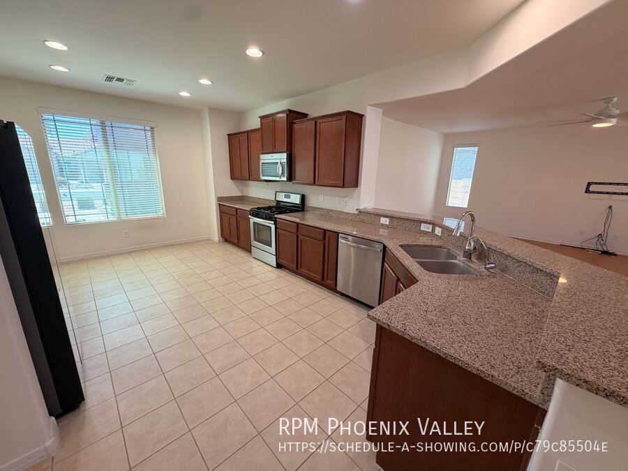 Over 2400 Sq Ft Peoria Home *NO* Carpet! property image