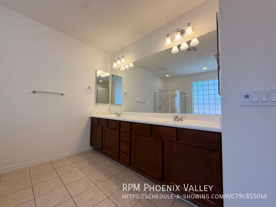 Over 2400 Sq Ft Peoria Home *NO* Carpet! property image