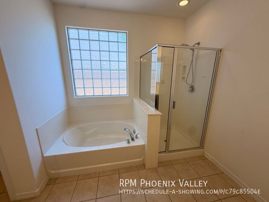 Over 2400 Sq Ft Peoria Home *NO* Carpet! property image