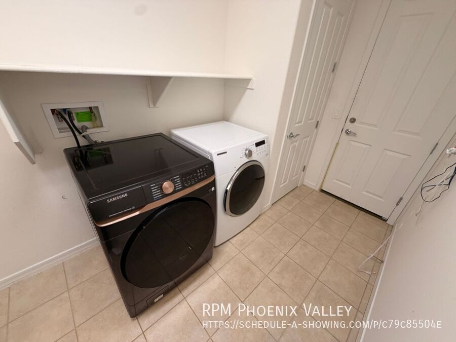 Over 2400 Sq Ft Peoria Home *NO* Carpet! property image