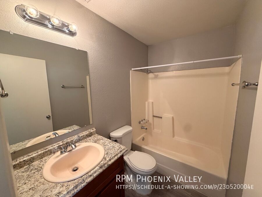 Updated Single Story 2Bdm - 2 Ba Glendale Unit with New Flooring in Bedrooms property image