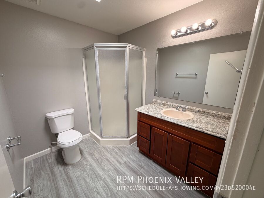 Updated Single Story 2Bdm - 2 Ba Glendale Unit with New Flooring in Bedrooms property image