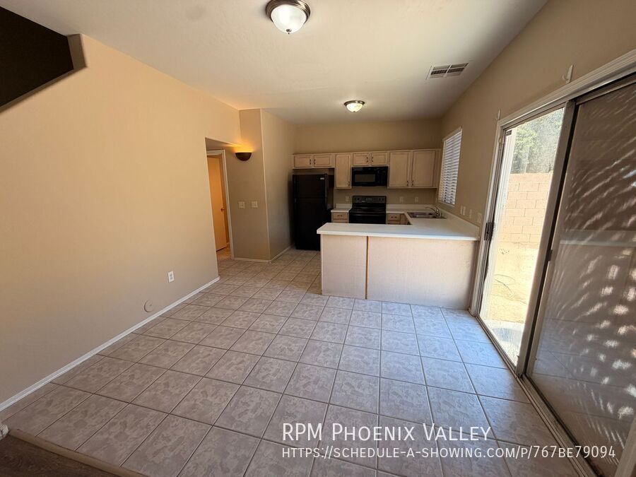 Large 3 bed / 2.5 Bed with Loft in Avondale that has No Carpet!! property image