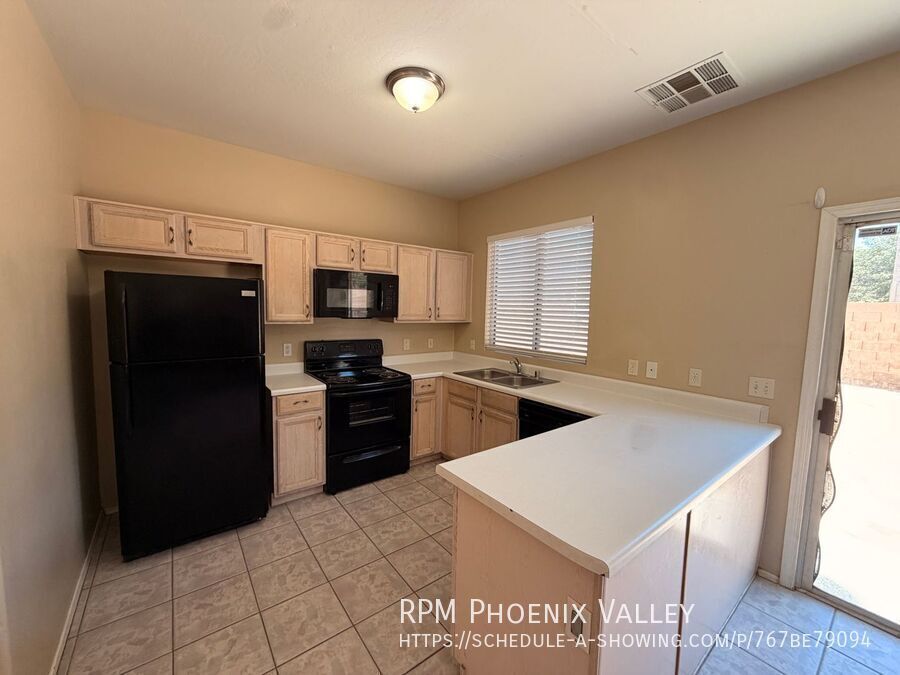Large 3 bed / 2.5 Bed with Loft in Avondale that has No Carpet!! property image