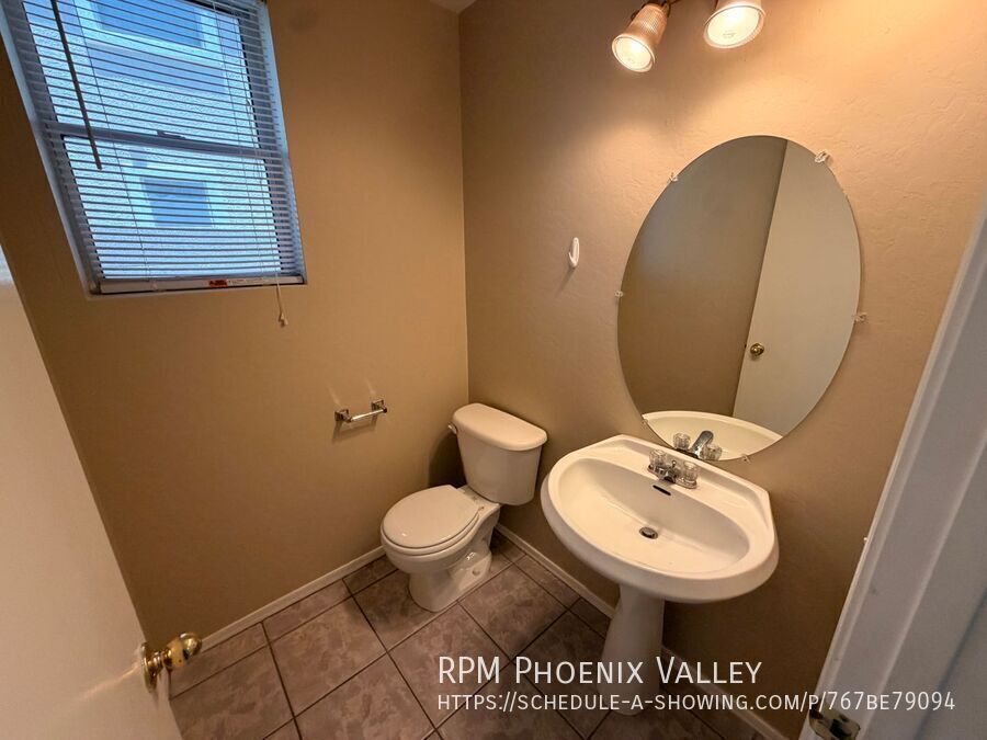 Large 3 bed / 2.5 Bed with Loft in Avondale that has No Carpet!! property image