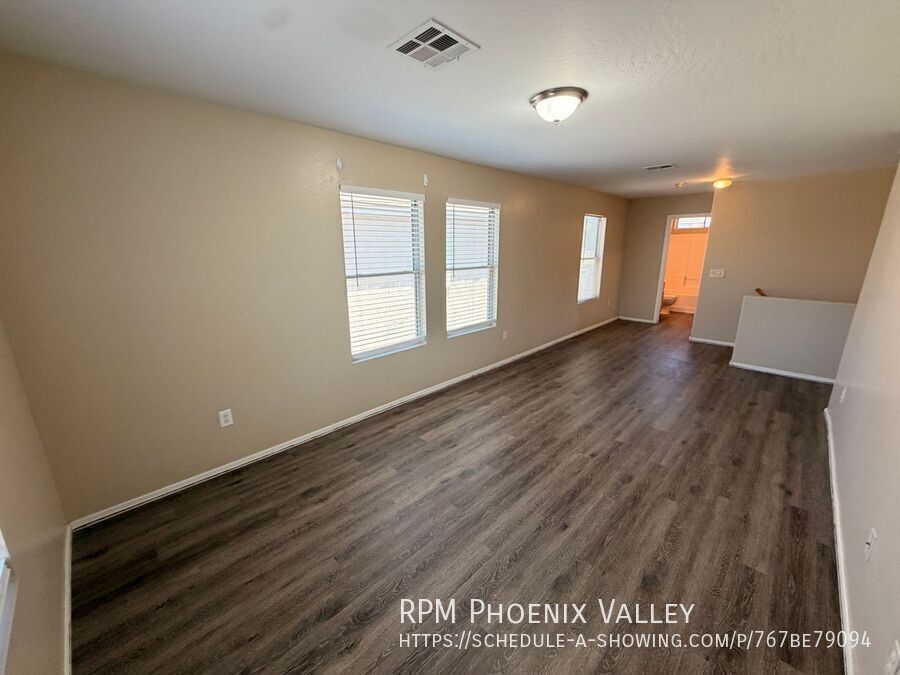 Large 3 bed / 2.5 Bed with Loft in Avondale that has No Carpet!! property image