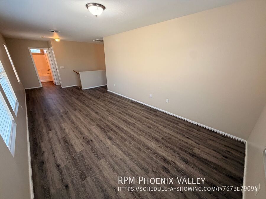 Large 3 bed / 2.5 Bed with Loft in Avondale that has No Carpet!! property image