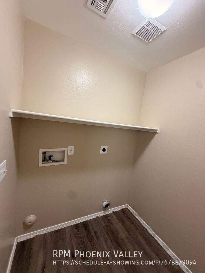Large 3 bed / 2.5 Bed with Loft in Avondale that has No Carpet!! property image