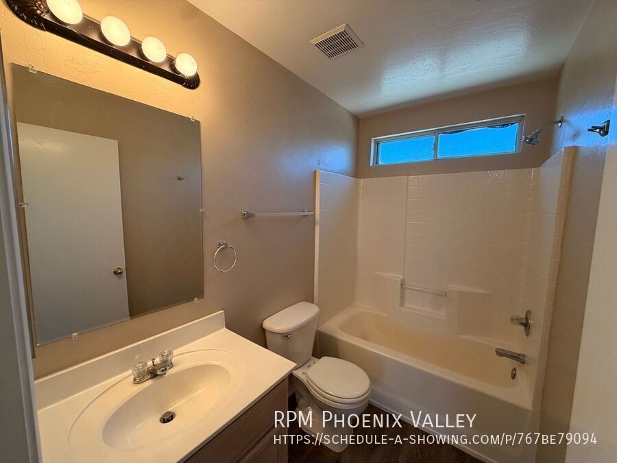 Large 3 bed / 2.5 Bed with Loft in Avondale that has No Carpet!! property image