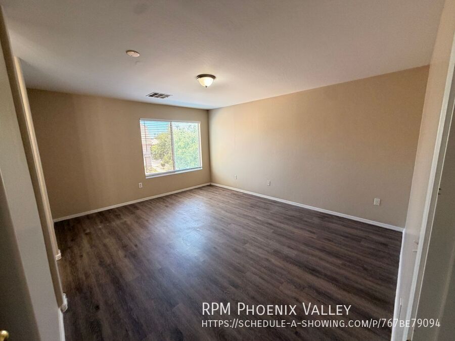 Large 3 bed / 2.5 Bed with Loft in Avondale that has No Carpet!! property image